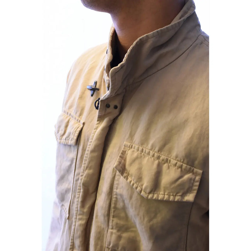 Beigefarbener Blazer aus Baumwollleinen von Fay Men mit Stehkragen und zwei aufgesetzten Vordertaschen für einen Rollkragen-Stil
