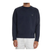 Dunkelblauer Herren-Strickpullover von Fay aus Baumwolle mit Rundhalsausschnitt und einem kleinen rechteckigen, gestickten Aufnäher auf der linken Brust.