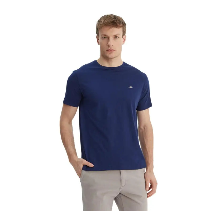 T-shirt bleu marine à manches courtes et col rond pour homme, 100 % coton, avec un petit logo blanc brodé.
