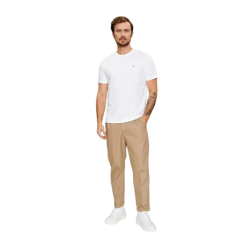 T-shirt Gant pour homme, blanc, col rond, manches courtes, en coton, avec petit logo brodé sur la poitrine gauche.