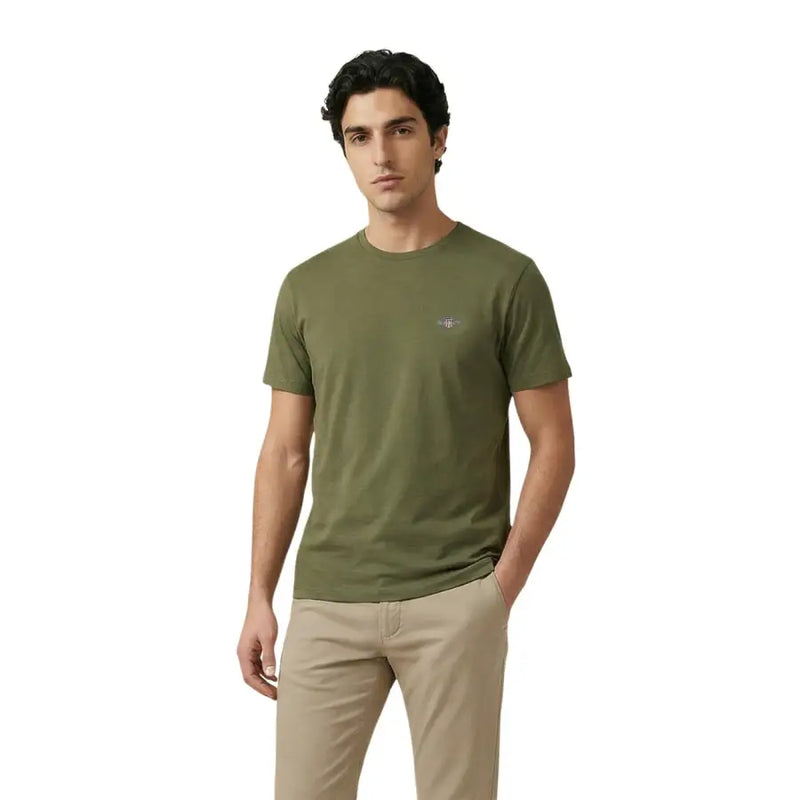 T-shirt homme Gant à manches courtes en coton vert olive, col rond et petit logo brodé sur la poitrine gauche.