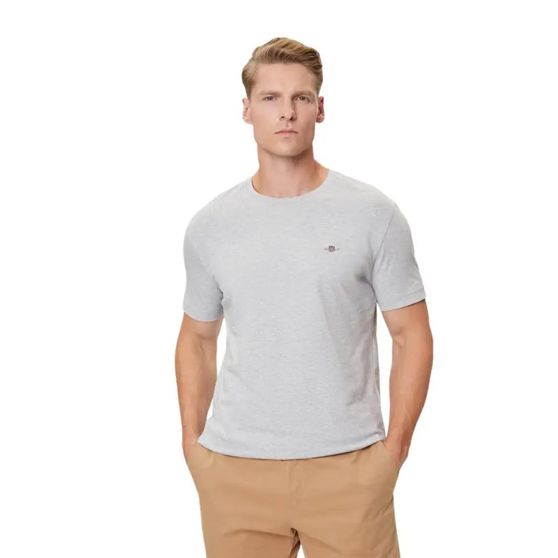 T-shirt homme Gant gris clair chiné, col rond, manches courtes, 100 % coton, petit logo brodé sur la poitrine