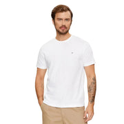 T-shirt homme Gant blanc, col rond, manches courtes, 100 % coton, avec petit logo brodé sur la poitrine gauche.