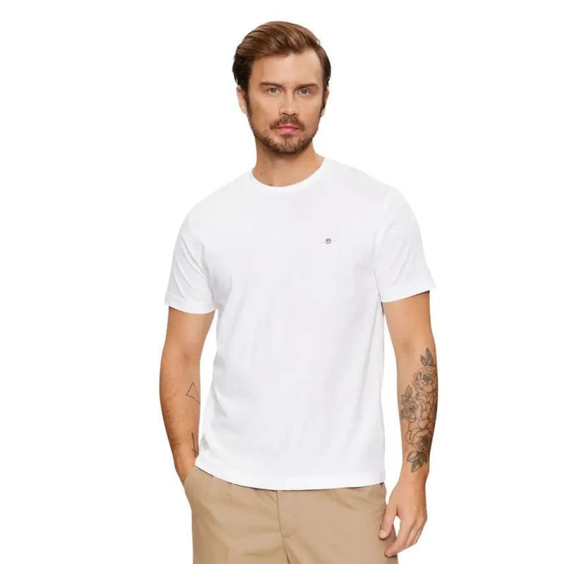 T-shirt homme Gant blanc, col rond, manches courtes, 100 % coton, avec petit logo brodé sur la poitrine gauche.