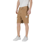 Short cargo marron délavé avec de multiples poches et un blanc t-shirt dessous.