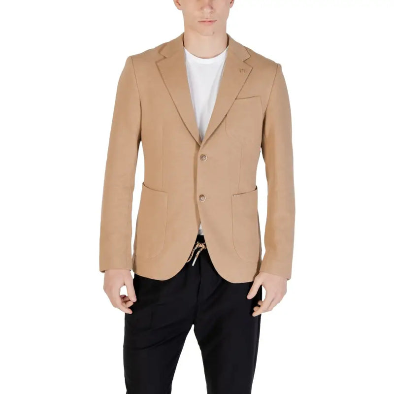 Men’s light brown two-button blazer paired with a white crew neck T-shirt and black drawstring pants