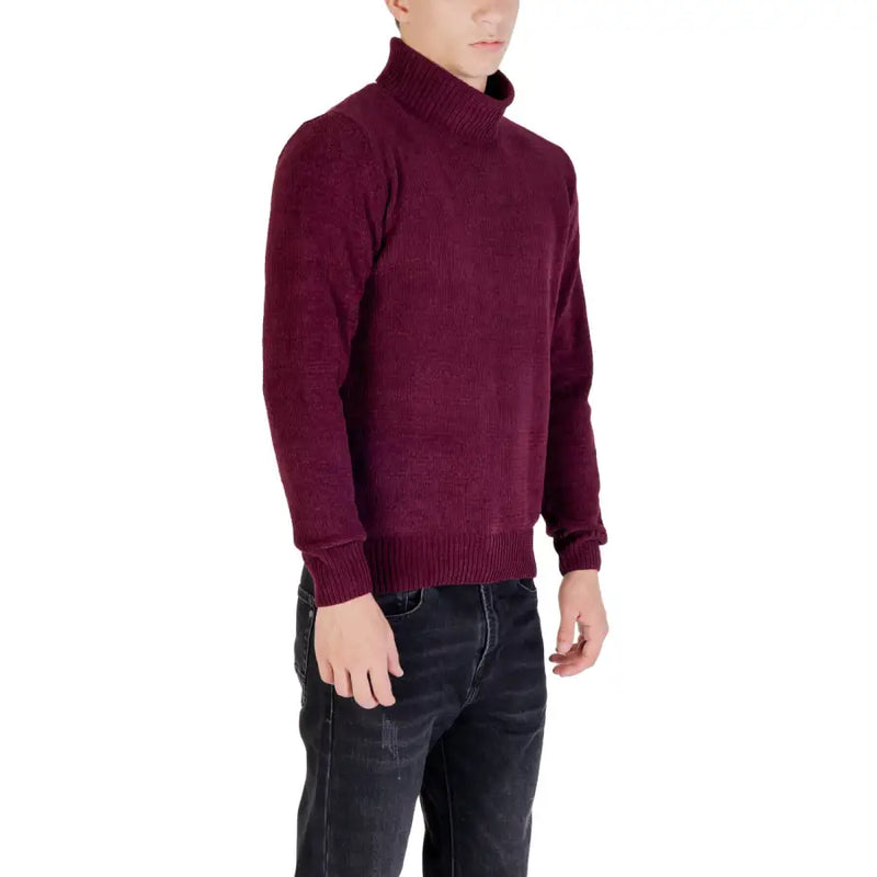 Burgundy turtleneck sweater with ribbed cuffs and hem, made of soft wool