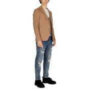 Gianni Lupo Blazer beige en coton pour homme, avec trois boutons dorés et poches à rabat, porté sur un gilet à motifs