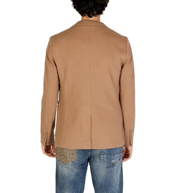 verso de gianni lupo Blazer beige en coton pour homme, manches longues et discret empiècement pied-de-poule sur la poche arrière