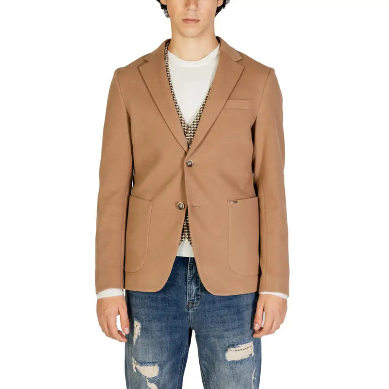 Gianni Lupo Blazer beige en coton pour homme, à deux boutons sur le devant et poches à rabat, porté sur un t-shirt blanc et un gilet à motifs.