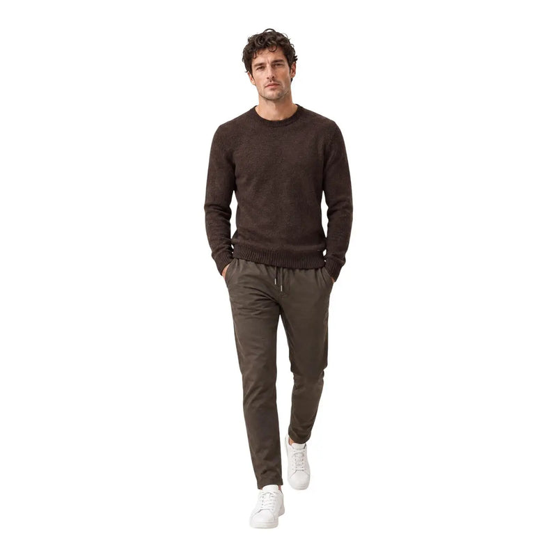 Ein dunkelbrauner, langärmeliger, weicher Strickpullover, kombiniert mit gianni lupo Herren braune Baumwoll-Stretchhose