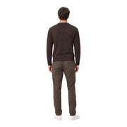 Ein dunkelbrauner, langärmeliger Strickpullover mit geripptem Rundhalsausschnitt und Bündchen, kombiniert mit gianni lupo Herren braune Baumwoll-Stretchhose