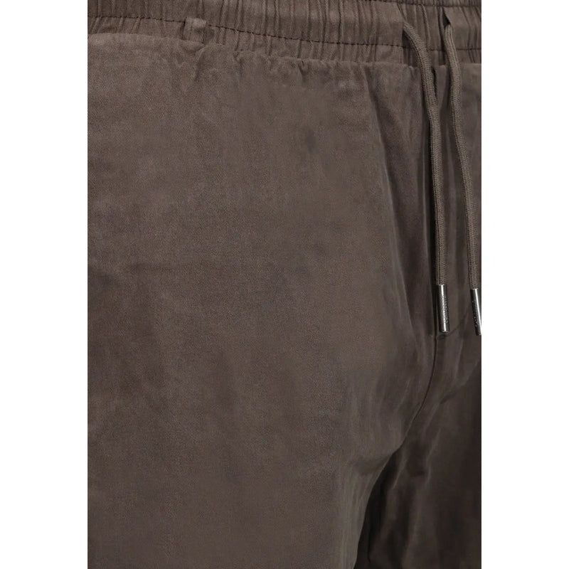 Gianni lupo Braune Herren-Stretchhose aus Baumwolle, kombiniert mit grauen Wildleder-Jogginghosen mit passenden Kordelzügen und metallischen Schnürsenkelenden