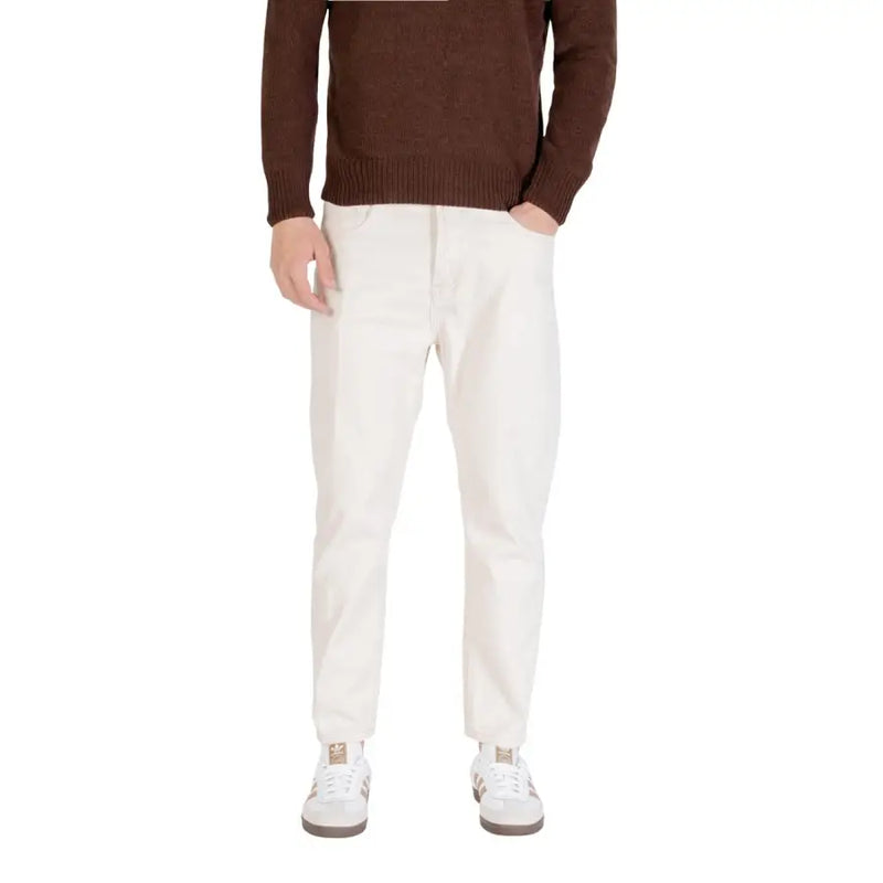 Cream-colored slim-fit cotton denim jeans with five-pocket design and subtle stitching by Gianni Lupo Men Jeans