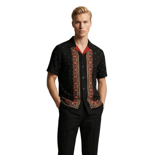 Gianni Lupo Schwarzes Herrenhemd mit kurzen Ärmeln, Knopfleiste, rotem Innenkragen und orangebrauner Stickerei.