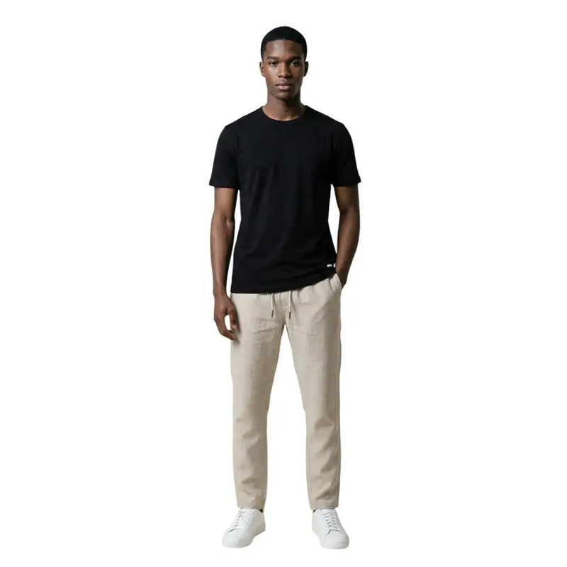 Gianni Lupo hommes t-shirt T-shirt noir à manches courtes et col rond, confectionné dans une matière douce pour une tenue décontractée.