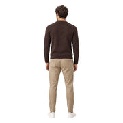 Gianni Lupo Pullover Girocollo für Herren aus dunkelbraunem, strukturiertem Strick mit gerippten Bündchen und Saum, getragen von Model