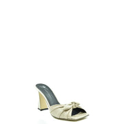 Weiße Lederpantoffeln von Giuseppe Zanotti mit Blockabsatz, beigefarbenem Leder-Mule-Design, eckiger Zehenpartie und geknoteter Schleife.