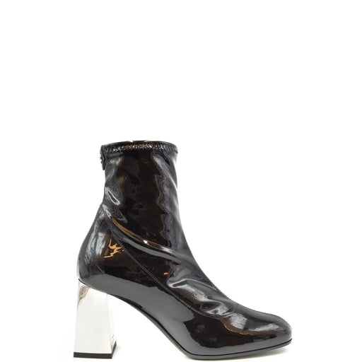 Schwarze Damen-Ankle-Boots aus Leder von Giuseppe Zanotti mit elegantem Lackfinish und markantem silbernen Blockabsatz, von hinten gesehen.