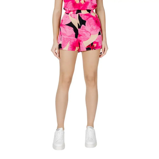Grüne, geblümte Viskose-Shorts mit hohem Bund und Taschen, Rückansicht in leuchtendem Pink