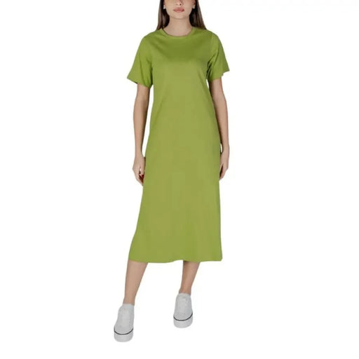 Grünes Midi t-shirt Kleid von B.young mit Rundhalsausschnitt
