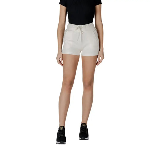 Guess Active cremefarbene, hochgeschnittene Shorts mit Kordelzug im Bund