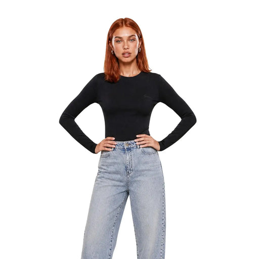 Guess Active Schwarzes Chara Langarmshirt aus Viskose für Damen mit taillierter Passform und dezentem, gesticktem Logo auf der Brust.