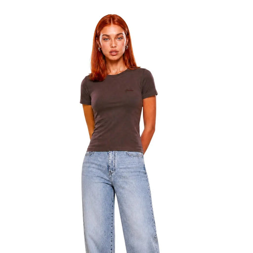 Guess active Kurzes, klassisches Damen-T-Shirt aus brauner Viskose mit kurzen Ärmeln und dezentem, gesticktem Logo auf der linken Brust.