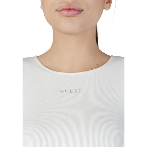 Weiß gerippt Guess active Damen-T-Shirt aus Modal mit Rundhalsausschnitt und dezenter silberner Logostickerei auf der Brust, lange Passform