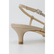 Guess Beige Ledersandalen mit Riemchen, silberner Schnalle und niedrigem, abgerundetem Absatz, von hinten gesehen