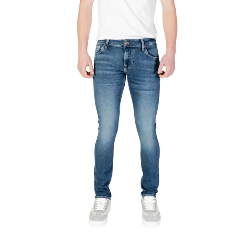 Blaue Jeans mit schmaler Passform und Used-Look-Details.