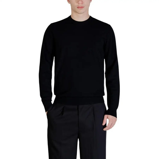 Guess men knitwear Kadir Tech black long sleeve crewneck sweater with ribbed hem and comfortable fit
