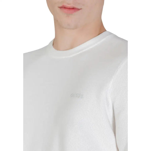 White Guess men knitwear crewneck sweatshirt with subtle textured knit and small embroidered chest logo