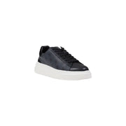 Black low-top Guess men sneakers in leather with embossed pattern glossy toe cap and thick white sole from Elba collection