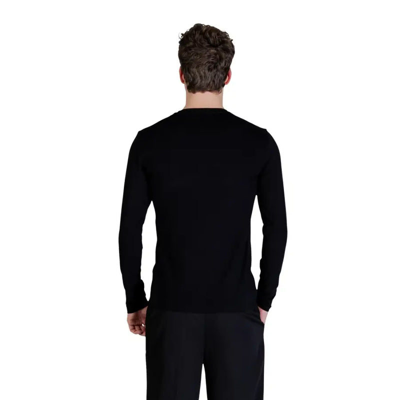 Guess men black long-sleeved crew neck sweater made of comfortable fabric suitable for casual wear