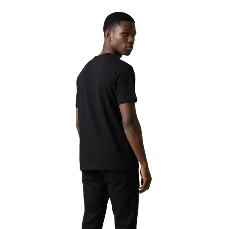 Guess men black short-sleeved crew neck t-shirt made from comfortable cotton for casual wear