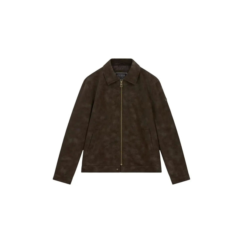 Guess Herrenblazer aus braunem Kunstleder mit Monogramm und Reißverschluss, bestehend aus einer dunkelbraunen Wildlederjacke mit dezentem Camouflage-Muster und goldenem Reißverschluss.