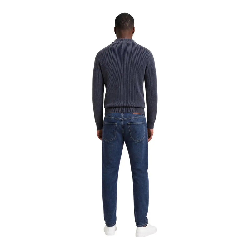 Guess Pull Manny pour homme en maille côtelée bleu foncé, porté avec un jean slim, vue de face