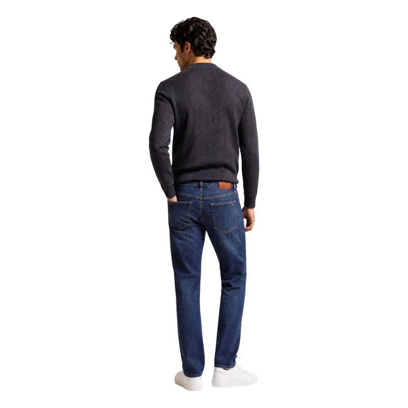 Guess NESTOR Herrenpullover aus dunkelblauem Denim mit fünf Taschen und braunem Lederpatch, Rückansicht
