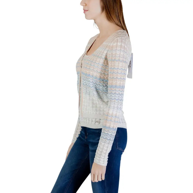 Guess women beige long sleeve button v neck cardigan in soft cream and light blue gradient knit with zigzag pattern