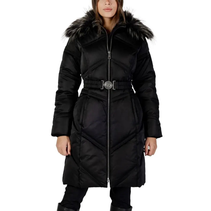 Guess Schwarze, gesteppte Damenjacke mit langem Reißverschluss und pelzgefütterter Kapuze