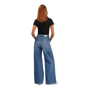 Blaue, weit geschnittene Hose aus Baumwollmischgewebe Guess Damenjeans mit klassischem Fünf-Taschen-Design und dezentem Logo auf der Gesäßtasche.