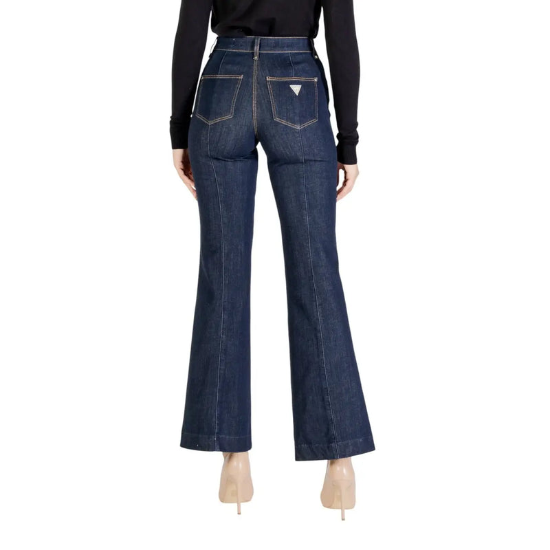 Vue arrière de guess Jean slim en coton denim bleu foncé pour femme, pantalon évasé avec un discret logo triangulaire blanc sur la poche