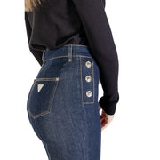 verso de guess Jean slim en denim bleu de coton pour femme, taille haute, trois boutons argentés et étiquette de marque.