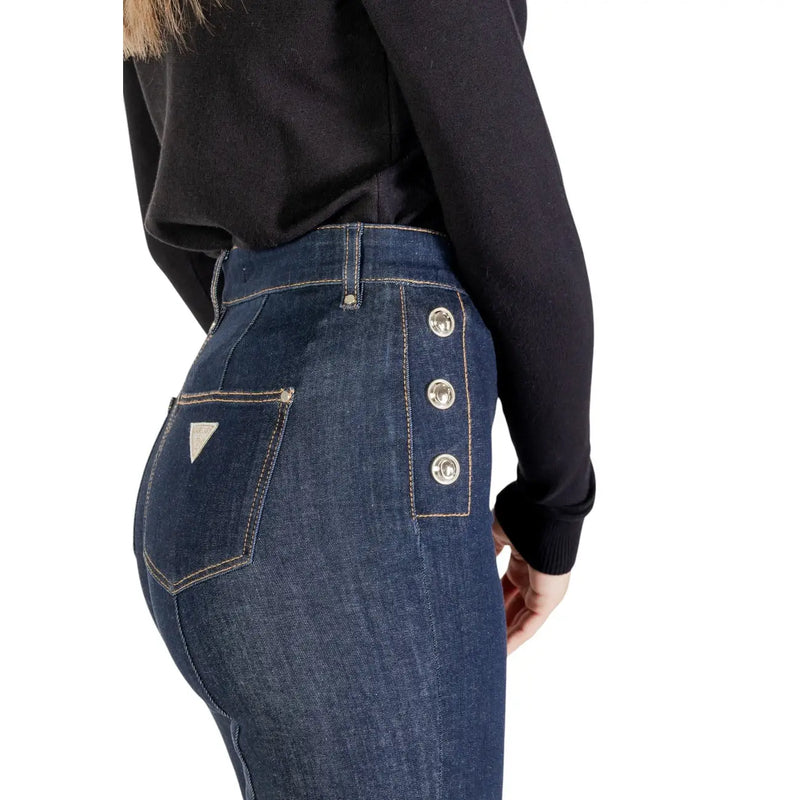 verso de guess Jean slim en denim bleu de coton pour femme, taille haute, trois boutons argentés et étiquette de marque.