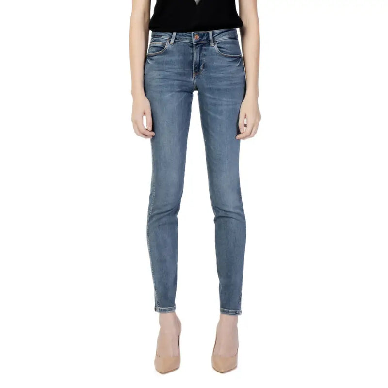 Guess women blue high waisted slim fit denim jeans with five pocket design and subtle fading from fall winter collection