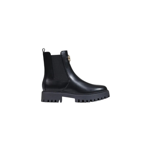 Guess Schwarzer Chelsea-Boot für Damen aus Leder mit dicker Gummisohle und goldfarbener, runder Schnalle an der Seite.