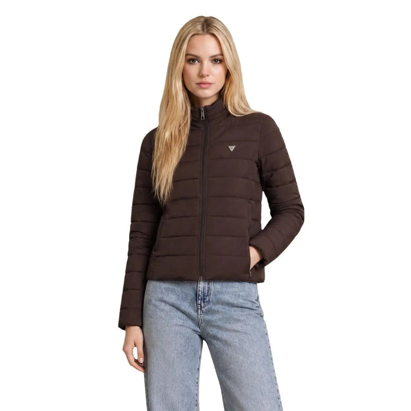 Eine dunkelbraune, gesteppte Polyester-Daunenjacke mit hohem Kragen und Reißverschluss. guess Logo auf der linken Brust für Damen