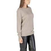 Woman wearing Guess Women Fall Winter beige round neck knit sweater and black leather pants