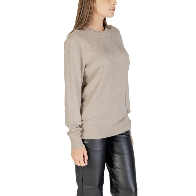 Woman wearing Guess Women Fall Winter beige round neck knit sweater and black leather pants